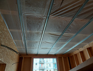 Zateplení stropu dřevostavby pomocí foukané izolace